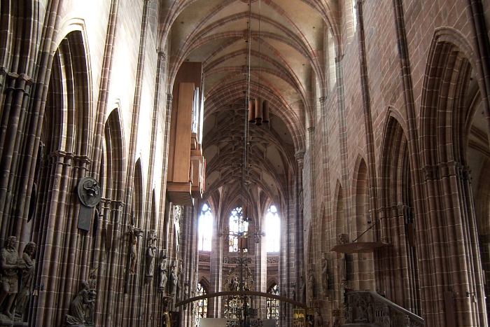 100_1661 small NUREMBERG CATHEDRAL 1.jpg - 315289 Bytes